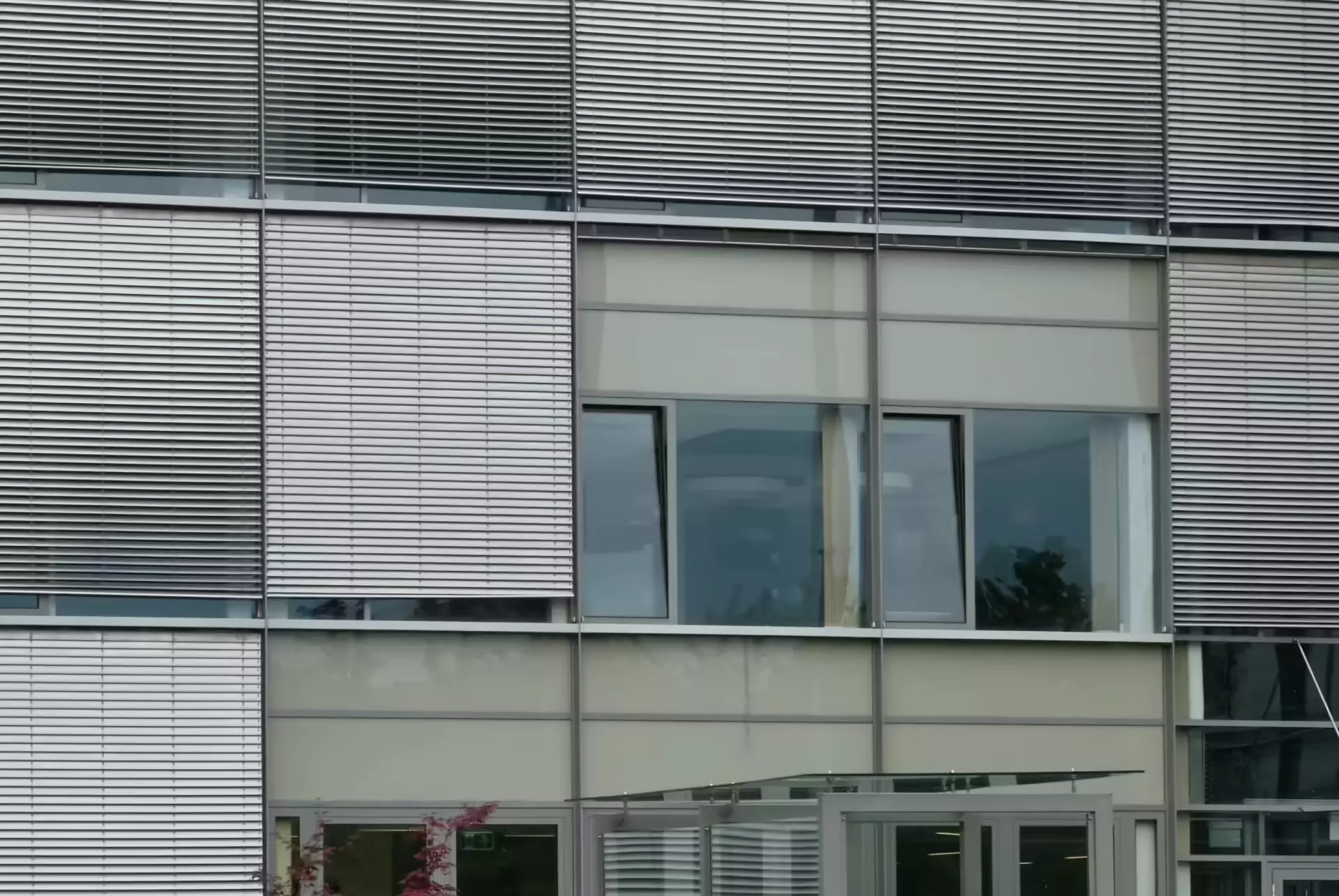 Rollläden an Fenstern